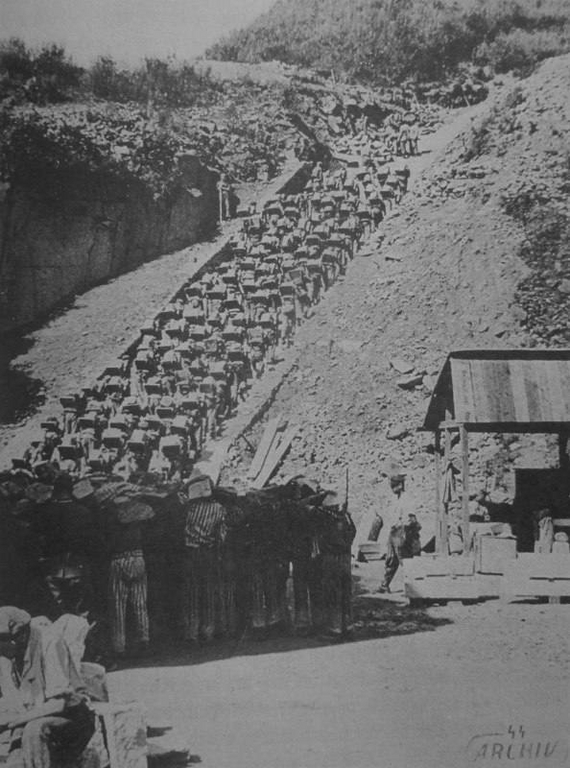 Военные преступления против человечности: печально известная лестница смерти