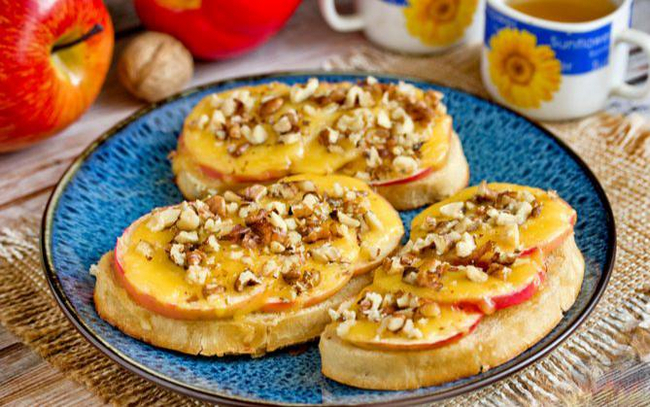 Кростини с яблоками и сыром