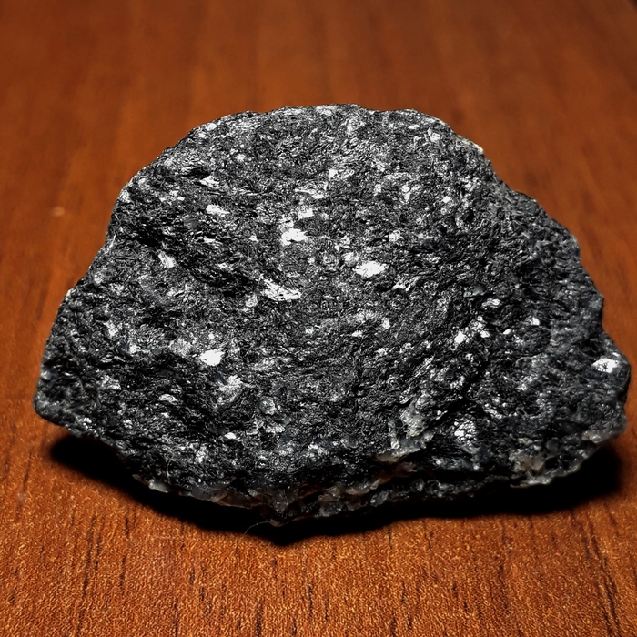 Спекулярит. Относится к гидрослюдам железа. Немагнитный, относительно легко разбивается и крошится на сотни частиц. На солнце искрится поверхностями кристаликов.