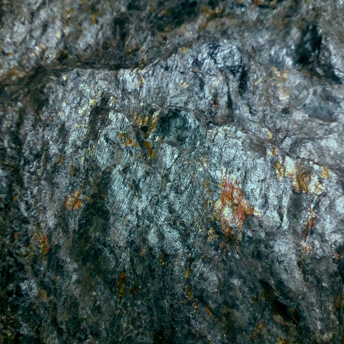 Сланцеватая порода полынно-зеленоватого цвета с шелковистым блеском. Встречаются золотистые плёночные участки (не пирит и не металлы). Говорили что это соседствует с мраморами.