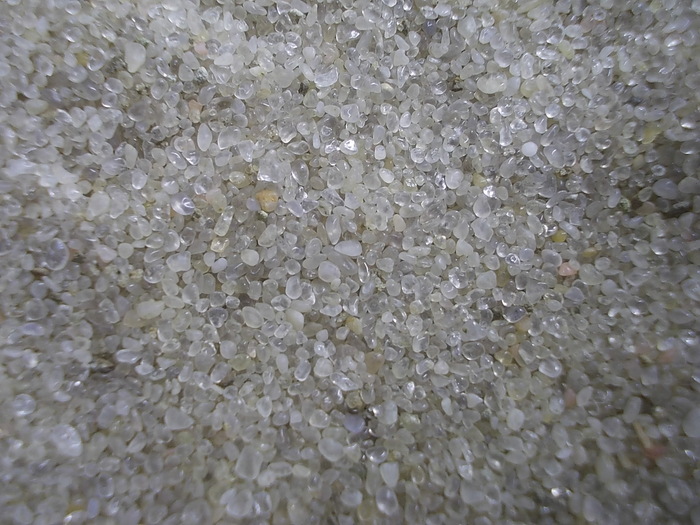 песчинки отобранные пинцетом из мытого песка.