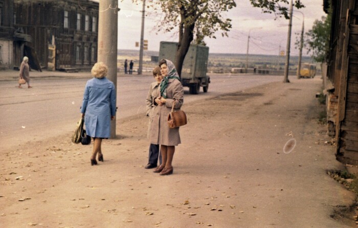 Несчастная остановка на улице Окулова. То её убирали, то снова восстанавливали.Сейчас вот приличную поставили, а в время она в существовала в виде таблички на столбе ))) Да и домов деревянных давно уже нет.