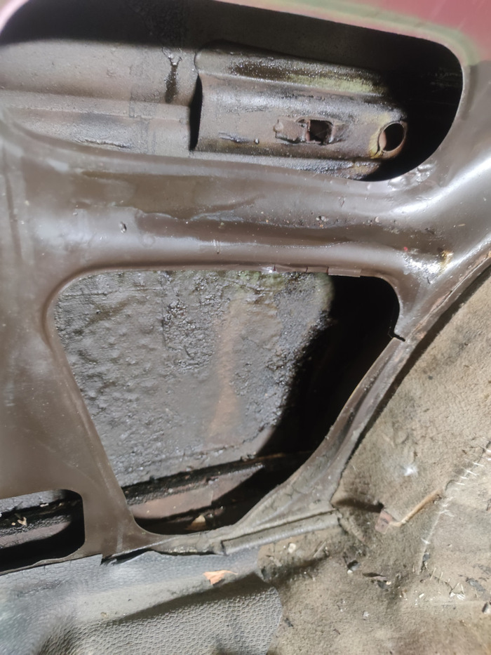 Весь авто щедро залит битумной мастикой с переработкой масла.