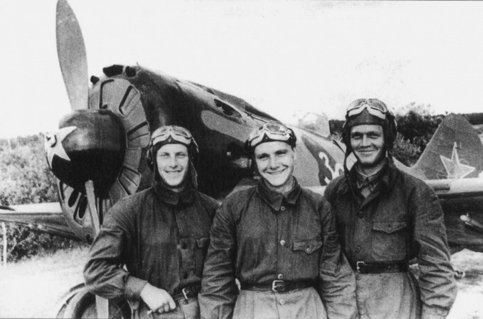 На фотографии слева на право: С. Слесарчук, С. Гозин и А. Перевера 1942 год. Добавьте описание