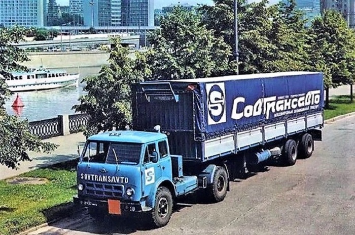 На десятилетия синий и белый цвета стали прочно ассоциироваться с крупнейшим автоперевозчиком Советского Союза, а потом и России.