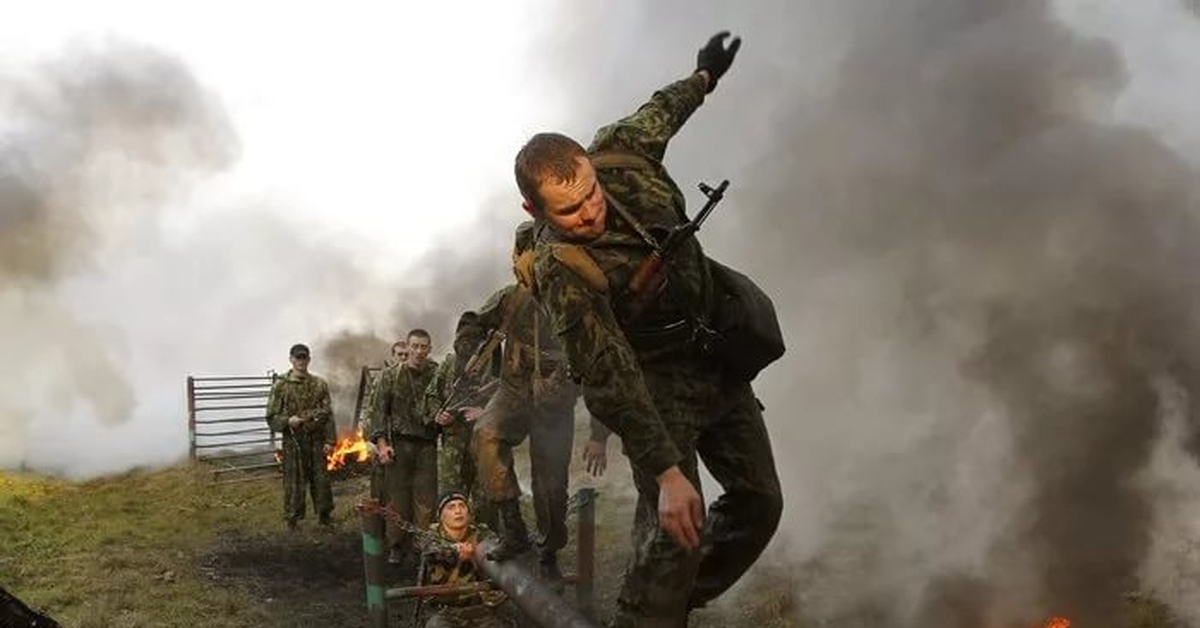 Солдаты огонь. Полоса препятствий спецназа. Солдаты на полосе препятствий. Психологическая подготовка военнослужащих. Психологическая подготовка солдат.