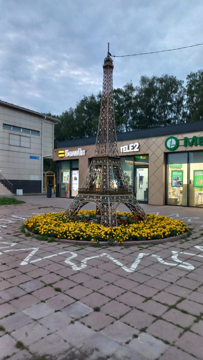 Как прекрасен этот город. Изысканная шавуха недалеко. Относительно близко пляж. Чуть проехать ,километров 10, и тихая природа !