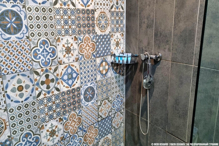 Вода в душе уходила из поддона очень долго, но это мелочи...