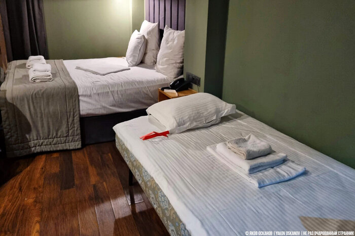 Подушки облокочены на те самые панели, отчего они тоже воняют плесенью