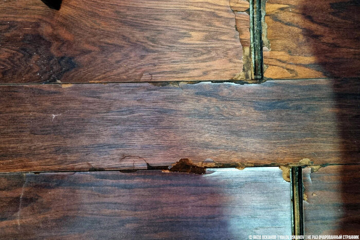 Не нужно быть Шерлоком, чтобы взглянув на ламинат, понять, что номер затапливало