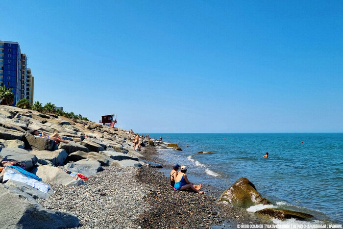 Пляж, ни шезлонгов, ни зонтов