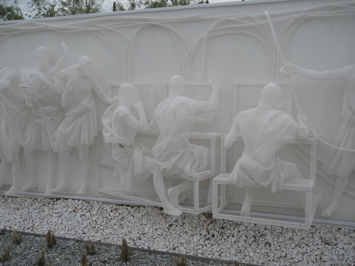 Длина барельефа 130 м, высота 2,5 м