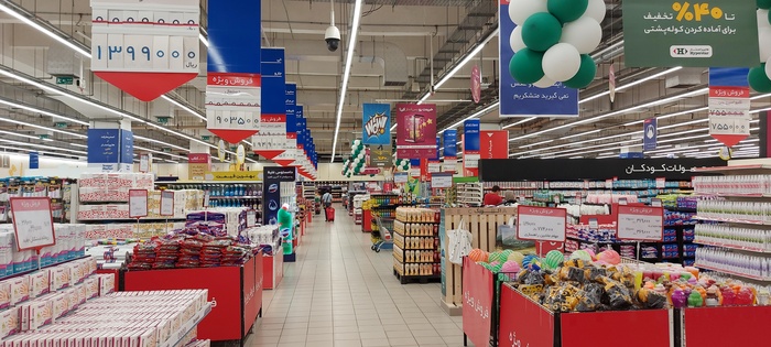 Местный Ашан. Ассортимент и цены - примерно как у нас, за исключением алкоголя.