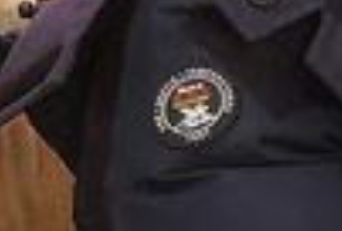 Что за куртка? Сервисы по улучшению изображения не помогают, нужно узнать что за бренд, помогите пожалуйста