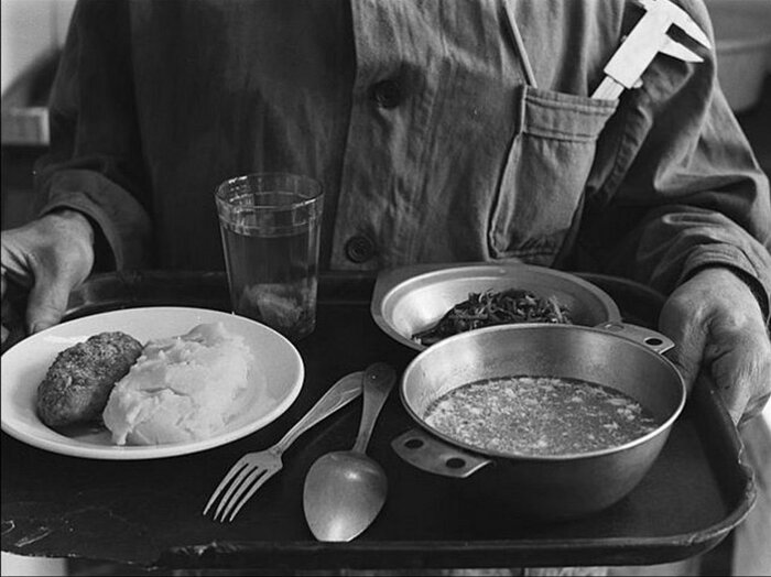 Обед в советской заводской столовой
