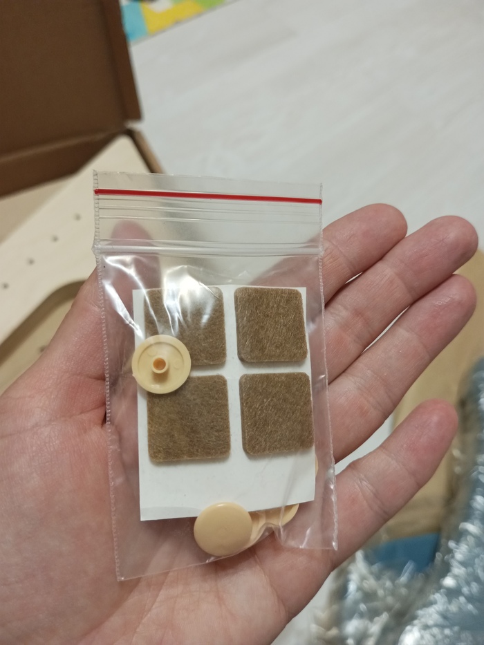 Сразу скажу, что накладки не подходят под ширину ножек. Нужны свои меньше или придется обрезать. Заглушки нам тоже придется купить свои.