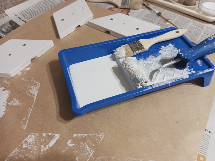 Красила валиком (по дереву) . Высыхание краски очень быстрое, уже минут через десять не пачкается.