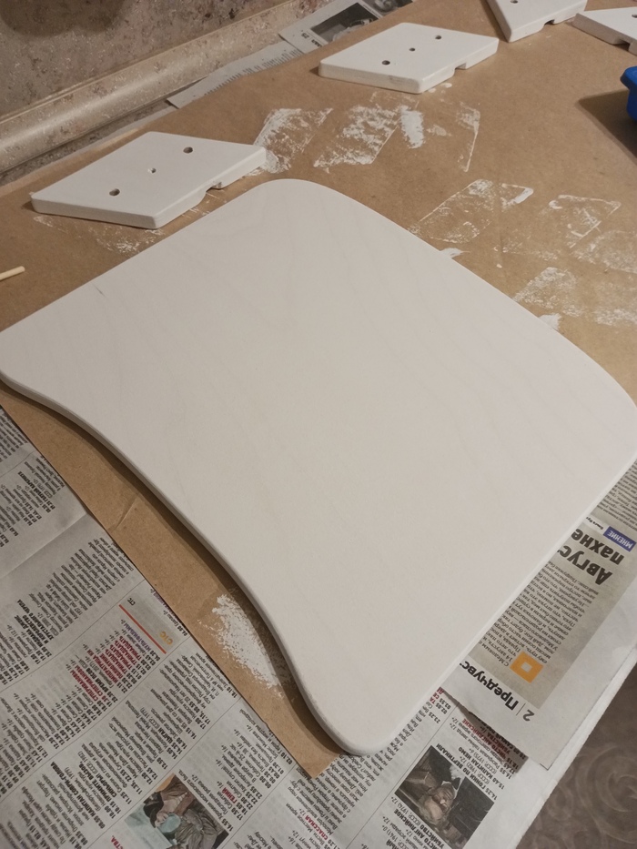 Красить пришлось на столешнице кухонного гарнитура, т.к. на полу не позволил главный вездесущий начальник. Расход очень маленький, в три слоя ушло где-то 300 мл.