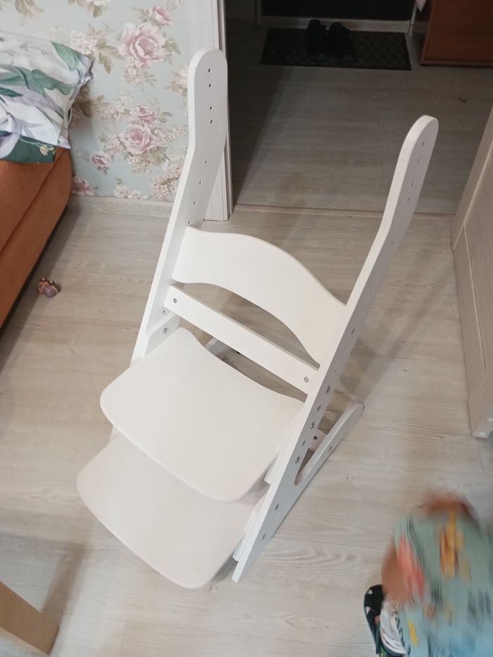 Планка #2 должна стоять между сидением и подножкой, но т.к. ребенок пока очень маленький, то она там просто не влезает