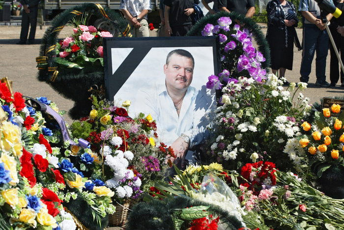 Вся могила Михаила Круга была завалена цветами и венками