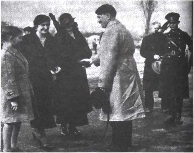 Адольф Гитлер приветствует свою сестру Паулу. Магду Геббельс и ее сына Гаральда Квандта в аэропорту Темпельхоф. Рюдигер Юнгблут - BMW: история семьи Квандт, возродившей компанию