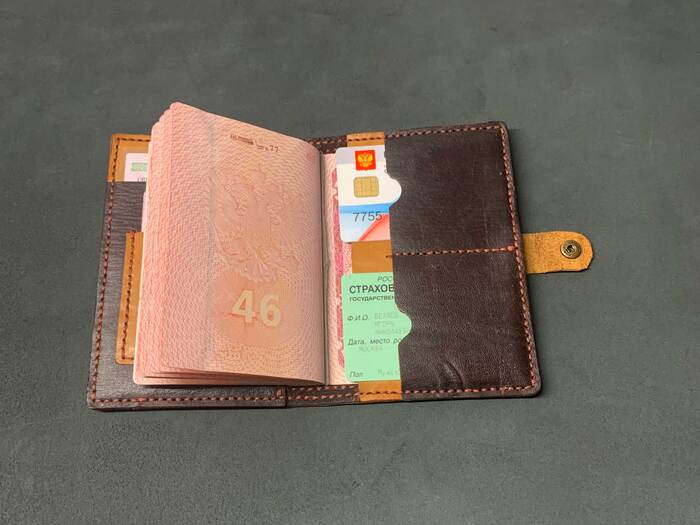 Обложка для документов с отделениями для карт.