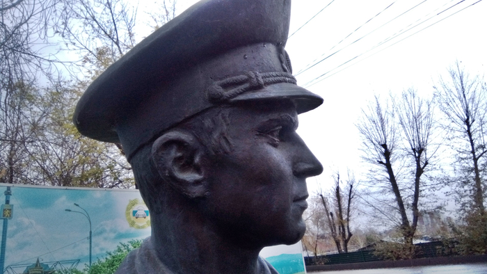 Суровое,честное,неподкупное лицо советского ГАИшника. Чувствуете силу,власть и мощь СССР?  :)