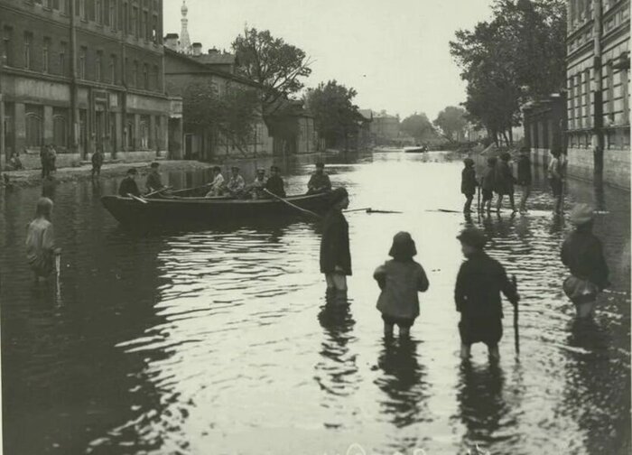 : <!--noindex--><a href="https://pikabu.ru/story/voda_voda_krugom_voda_istoriya_razrushitelnyikh_navodneniy_v_peterburge_10770869?u=http%3A%2F%2Fpastvu.com&t=pastvu.com&h=44ec87a553be7941f5f3d0340aab231e0bb40a9c" title="http://pastvu.com" target="_blank" rel="nofollow noopener">pastvu.com</a><!--/noindex-->