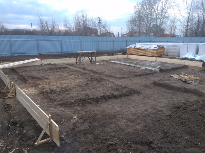 Доски были куплены в начале года, по ещё нормальным ценам. Хотя всё равно завышенным. Летом цены вообще кусачие, да и доски так хорошо просохли.