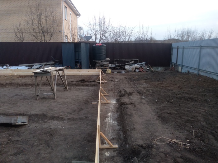 Бочка досталась с участком. Хорошая, пока не на своём месте