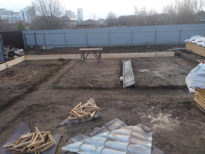 Желоб также шёл комплектом. На этом этапе я не помню, почему он тут лежит )