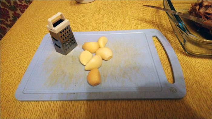 Натираем чесночок, вообще я обычно режу его ножом, но в магазине увидел эту тёрочку...