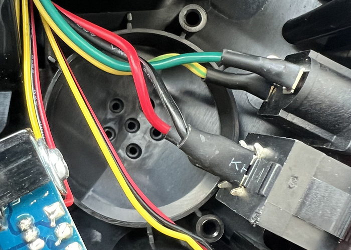 В китайском пылесосе динамика нет, но предусмотрено посадочное место для него