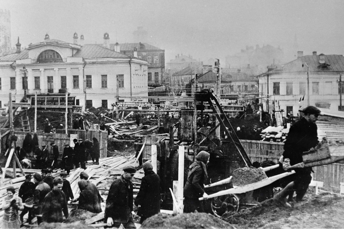 Рабочие на строительстве метро