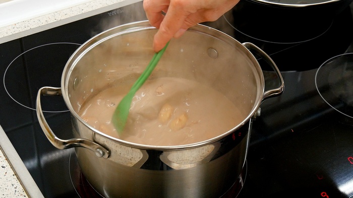 Молоко с шоколадом и бананом доводим до кипения, беспрерывно помешивая.
Шоколад должен полностью раствориться в молоке.