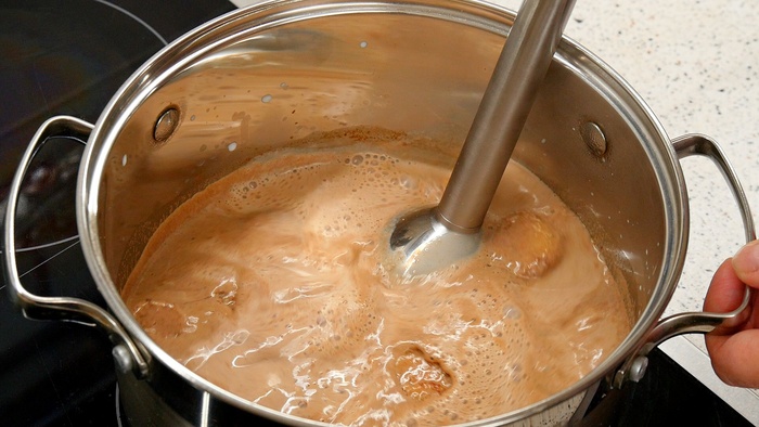 После этого снимаем кастрюлю с огня и с помощью погружного блендера превращаем всё в однородную массу.