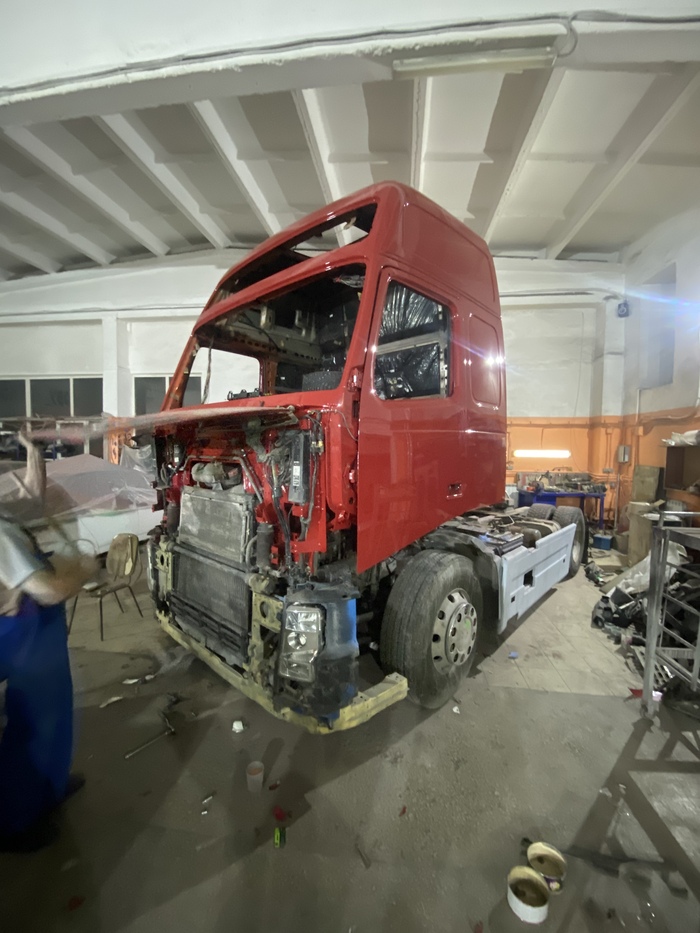 Всем привет !
Решил скинуть и внешнюю часть тягача , она так-же была в очень печальном состояние , вся жестянка вытянута (спотерили )боковые двери ящиков замененены , весь обвес отремонтирован , заменены бампера и тд.
Машина красилась целиком.