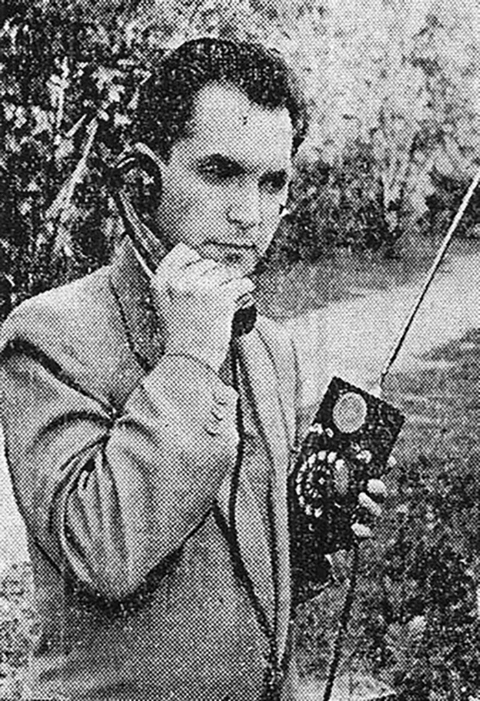 Леонид Куприянович и его прототип мобильного телефона