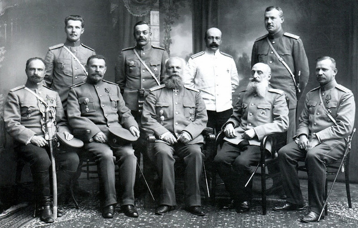 Воздухоплавательный парк.
Группа старших офицеров авиации (сидят слева направо):
подполковник В.М. Новицкий, генерал-лейтенант Н.В.Александров, ген.-лейтенант Н.А.Кирпичев,
генерал-майор А.М.Кованько, полковник Н.И.Утешев;
стоит: 2-й слева - С.А.Немченко