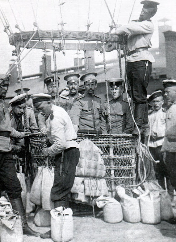 Эпизоды подготовки тренировочных полётов на привязных аэростатах с двух- и четырёх- местными
гондолами в Офицерской воздухоплавательной школе.