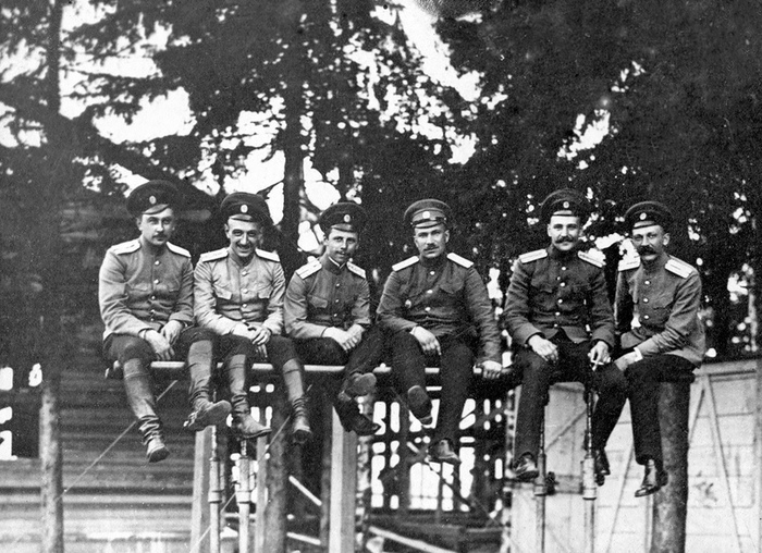 На фото лётчики Авиационного отдела Офицерской воздухоплавательной школы. Слева направо: Горшков, Коваль (младший), Всеволод Захарович Стоякин, Данилевский, Панкратьев и Дацкевич.