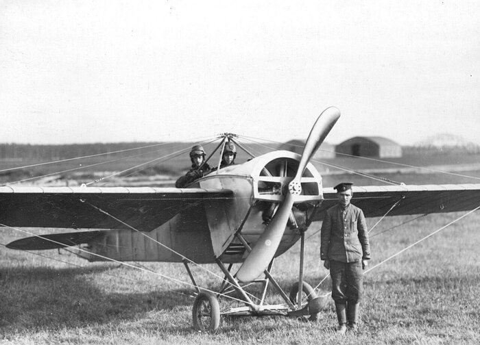 Летчики школы в аэроплане Ньюпор перед полетом
