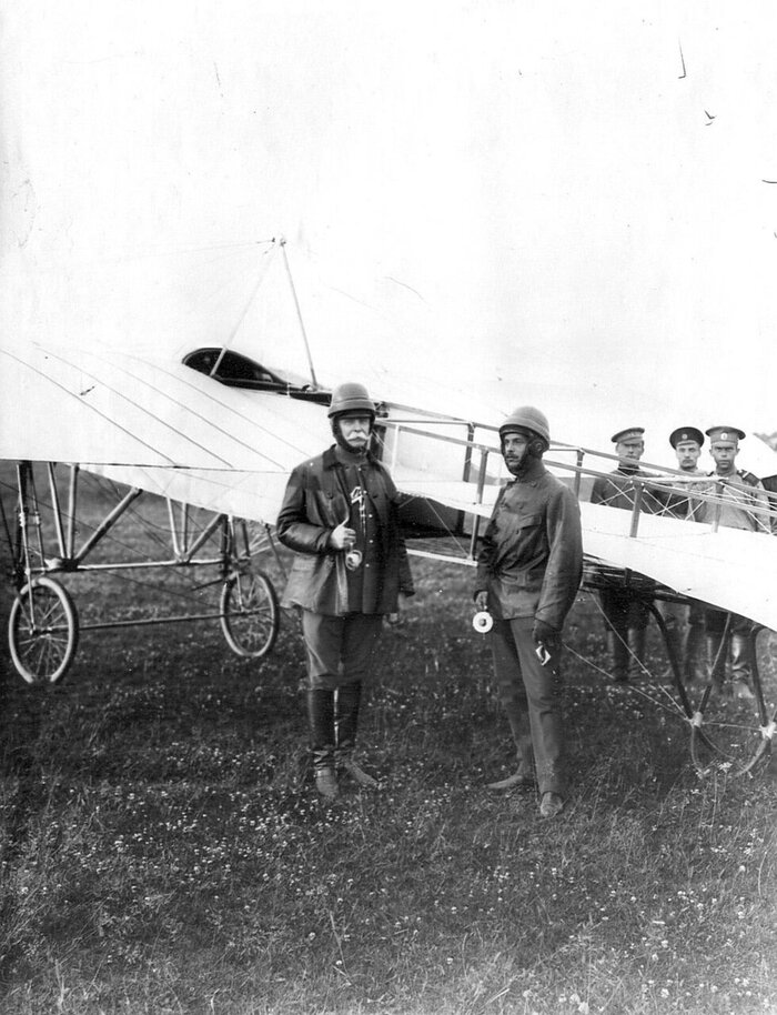 Летчики Офицерской воздухоплавательной школы на военном аэродроме у моноплана Блерио слева - генерал А.В.Каульбарс