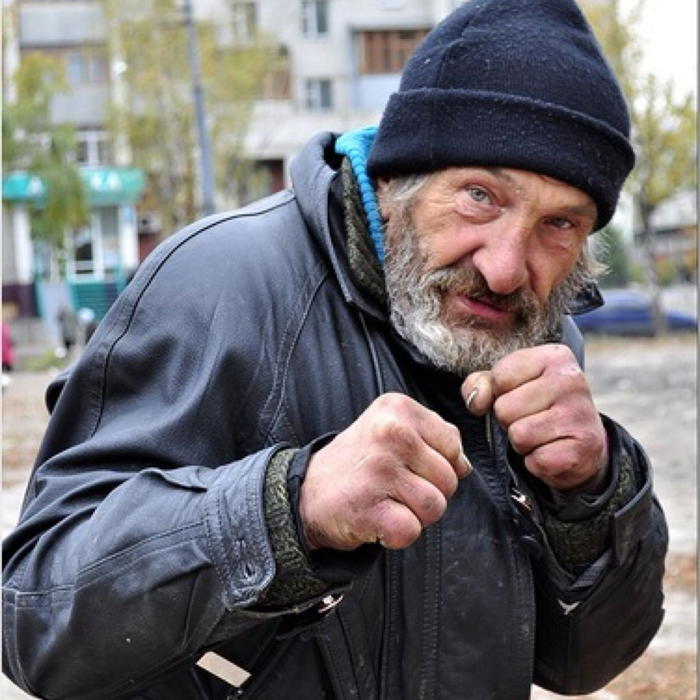 Дал в рот страшной бомжихе за проезд Дал в рот страшной бомжихе за проезд