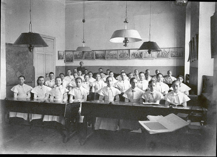 Занятия в институте у младших классов.