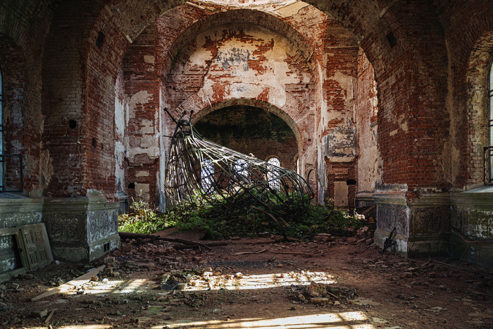 Посещаем заброшенную церковь с упавшим куполом