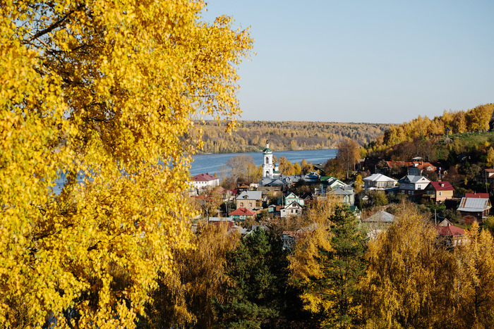 И доезжаем до Плёса. Сам город практически полностью пешеходный, машины ставятся на парковку при въезде