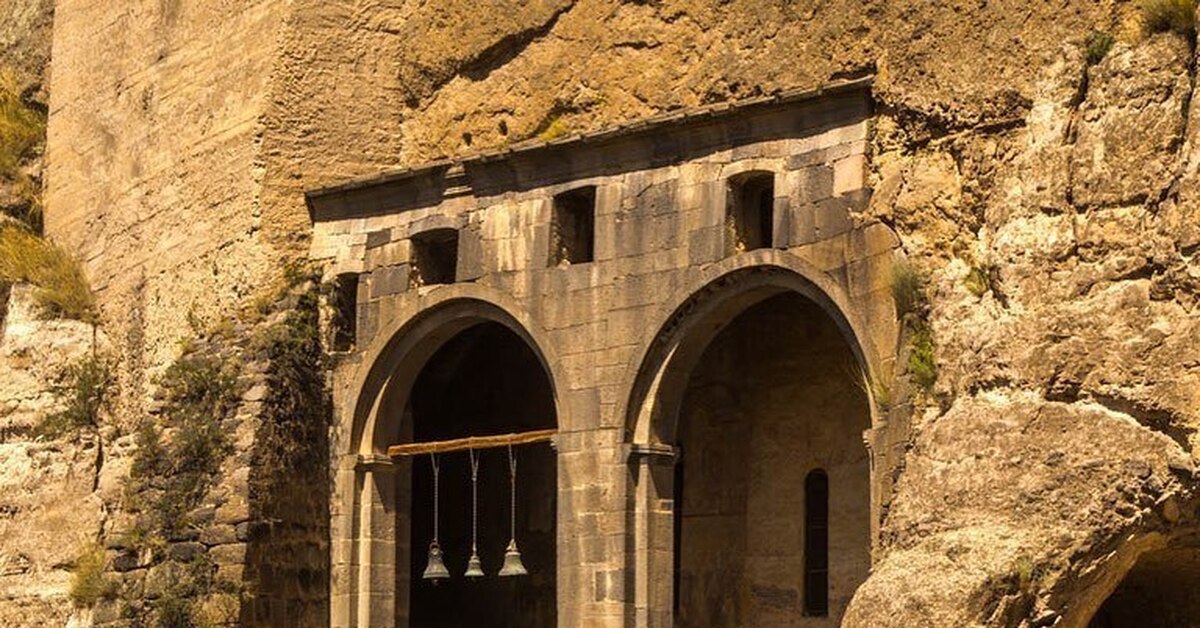 Вардзиа. Пещерный монастырь Вардзиа. Грузия пещерный монастырь Вардзиа. Вардзия пещерный город в Грузии. Вардзиа достопримечательности Грузии.