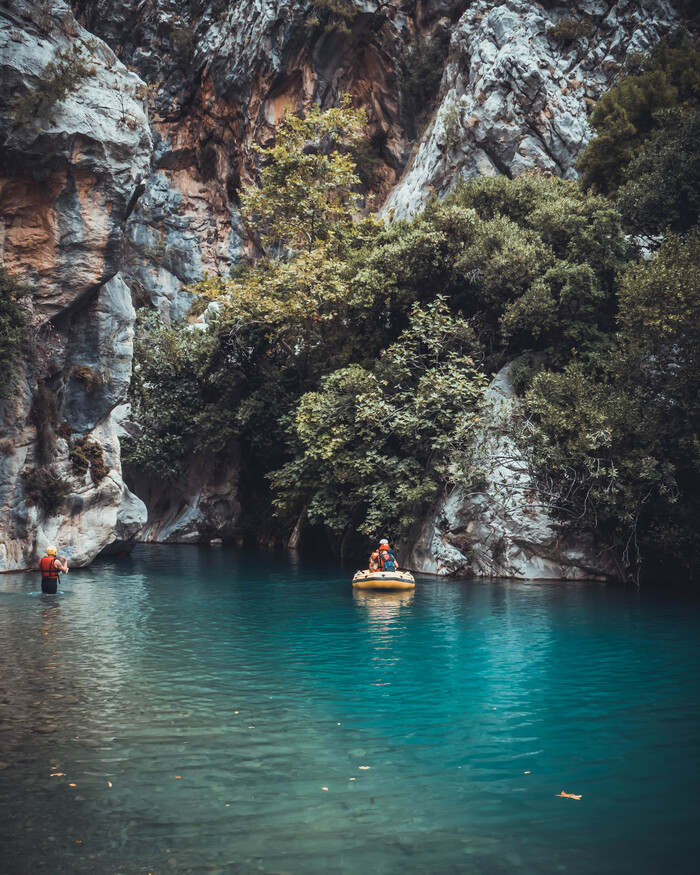 Кто-то идет в гидрокостюмах, а кто-то берет лодки