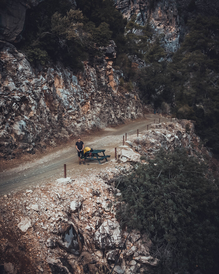 Дорога вдоль каньона (кого-то возят на автотранспорте по ней)